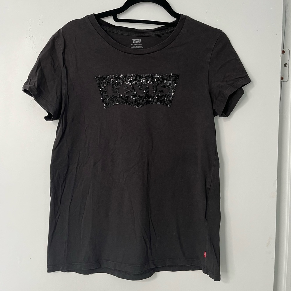 Black Levi’s women’s tshirt size Medium